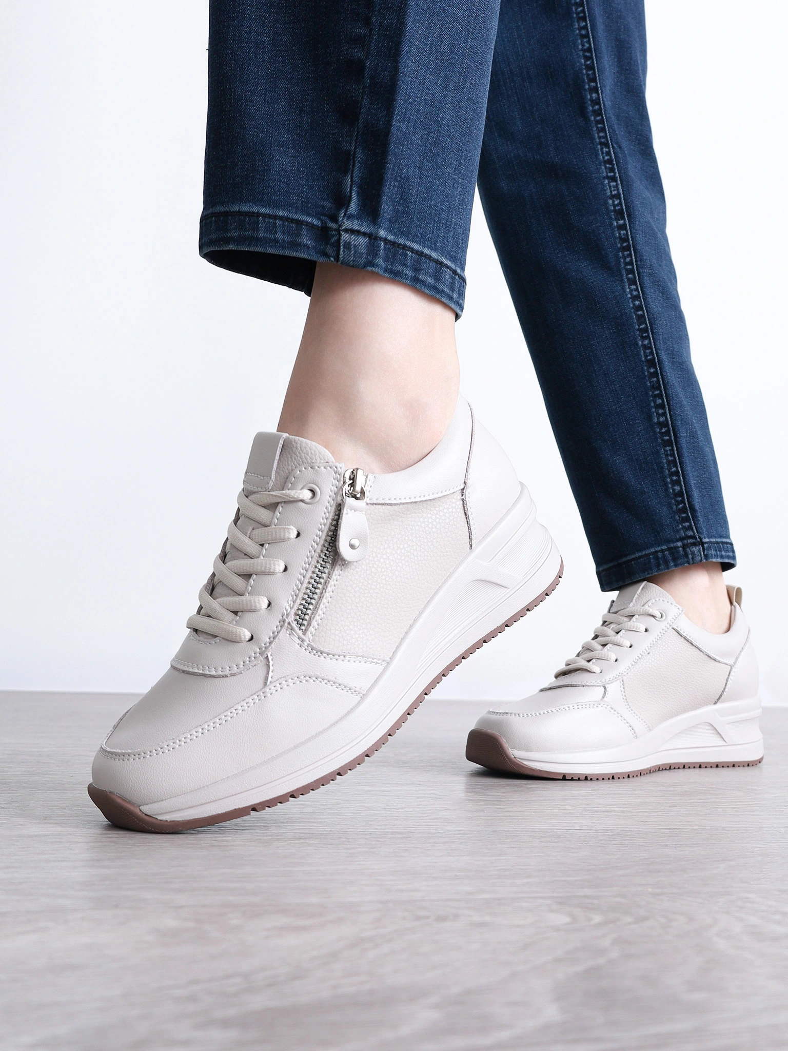 Кроссовки молочного цвета с декоративной строчкой